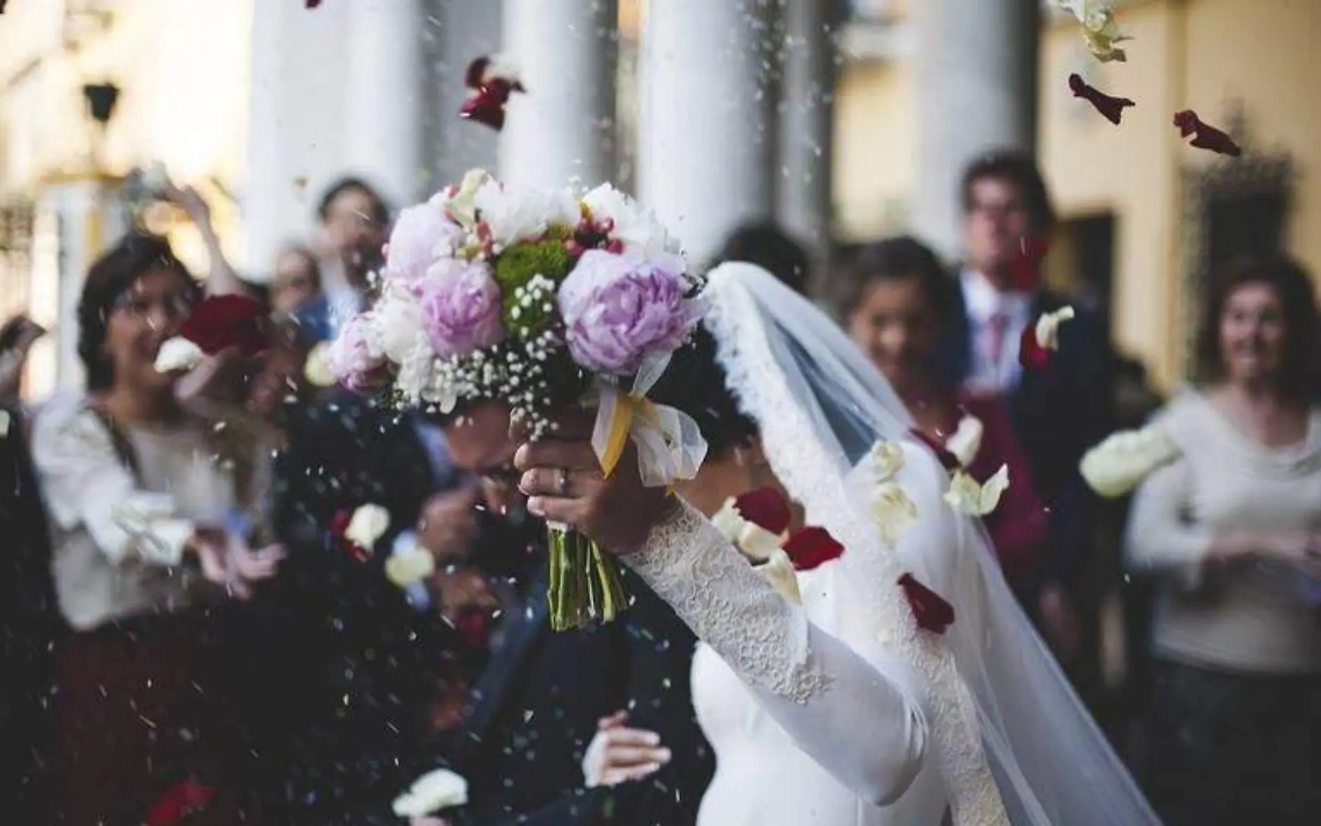 Pareja celebra su boda por dos días y gastan miles de pesos en alcohol y comida